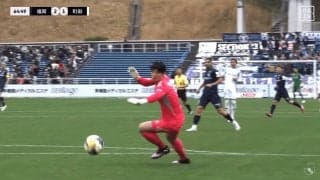 衝撃のミス…町田GKの“空振りオウンゴール”にファン騒然「何が起こった…」「やっちまった」味方DFへも批判「ゴールを外すのが基本」