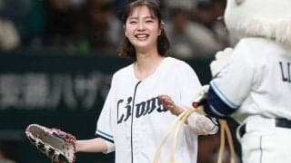 飛び跳ねる人気女優が「可愛すぎてやばい」　あふれる愛…完璧投球に思わず興奮
