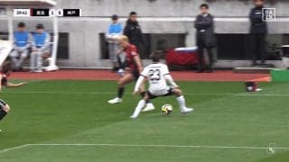 「うますぎんか？」鈴木優磨の“ダイレクト股抜きヒールパス”にSNS騒然「バケモノだ」「なんであの体勢で…」神戸守備陣を翻弄した瞬間