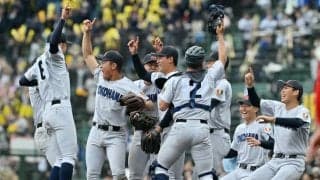 横浜が「秋春連覇」達成　松坂大輔さん擁した98年以来　センバツ