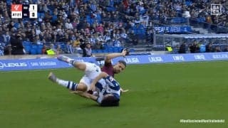 「ふざけるな！」久保建英が“悪質カニばさみタックル”被害で大転倒→ファン怒り心頭「レッドでもおかしくない」「なんてことするんだ」スタジアムも大ブーイング