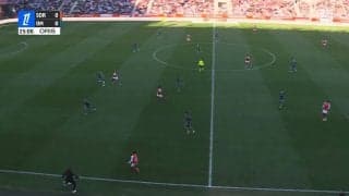 嘘だろ?三笘薫の元指揮官がピッチ脇で“神トラップ”「デ・ゼルビのビタ止め」あの名将が足元ピタリの足技を披露し話題に「久々に見たら神トラップしてるんだが」