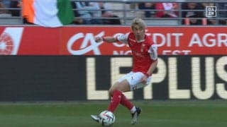 理不尽だ！伊東純也、相手4人を抜くイナズマ・スルーパス炸裂！「ドンピシャパスじゃん」ゴール目前に繰り出す絶妙クロスで決定機演出の瞬間