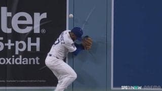 結果は本人が一番わかってる…？T・ヘルナンデス、壁にぶつかり落球に超ガッカリ顔 完全捕球？落球？際どい状況もチャレンジは失敗