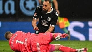 相手選手と激突のGK、腸に穴が空き緊急手術…元オランダ代表GKの容態は安定
