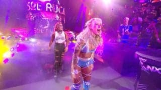 バク宙、飛び蹴り、ムーンサルト…“元体操”美女レスラーが人間離れのアクロバティック技を連発！ 「制限時間3分」超高速試合にファン興奮