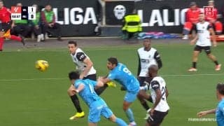 嘘だろ！浅野拓磨、体ごと飛び込んだ豪快ダイビングヘッドの瞬間「それは決めてくれ」ピンポイントクロスに合わせてうまくスペースに入るも痛恨の決定機逸