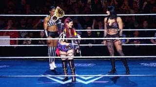 日本が世界に誇る女子レスラー、豪華衣装に“謎”の漢字4文字… 英国ファン熱狂で大チャントも