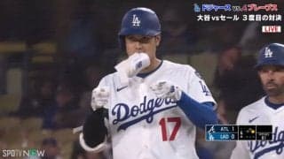 タダでは終わらない大谷翔平、難敵から“曲芸ヒット”で逆転の口火切る…無敗ドジャースはチーム一丸でサイ・ヤング賞左腕を攻略「強すぎ」