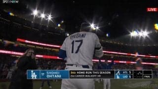 大谷翔平のサヨナラホームランでロバーツ監督も大はしゃぎ！ 勢いあまって大谷を“恋人つなぎハグ”でお出迎えの瞬間「愛が強すぎる」