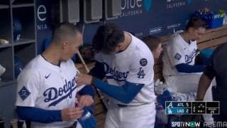 「パワーをもらった？」大谷翔平とドジャースの“絶好調男”のやりとりが話題…ベンチで絡み“ゲン担ぎ”→その後大谷がサヨナラホームラン