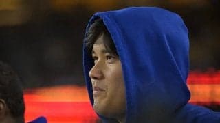 “帰宅”後すぐに…大谷がデコピン公開「眠そう笑」　人形と並ぶ表情が「なんて可愛い」