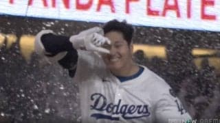 やりすぎ！ 大谷翔平、サヨナラ弾直後の姿に衝撃「ヤバいw」手荒すぎる祝福にネット爆笑「水かけすぎw」「めっちゃ嬉しそう！ 」