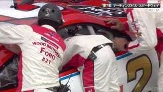 レース中のピットでハプニング！ クルーが\"窓を外す”異例の事態「ほんとに直ったのか」視聴者騒然