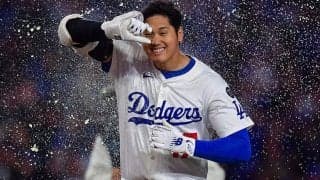 大谷翔平を祝福するベッツ＆ロハスが“謎行動”　ファン発見のポーズ「今年流行りそう」