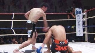 時間差で“ぐにゃり”崩れ落ちる衝撃KO 戦慄の左ストレートをズドン 階級を超えたタイトルマッチにファン熱狂