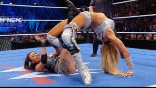 「えげつない角度」美魔女レスラーの超絶“8の字ブリッジ固め”が「反りすぎ」…アクロバティックすぎる必殺技に相手は悶絶