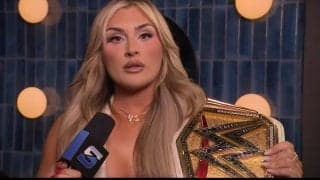 「気合い入りすぎ」“元体操”金髪女子レスラーのファッションが話題…“コメントのみ出演”でもド派手衣装に現地はガッカリ、視聴者は大興奮