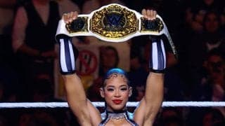 バキバキ“美ボディ”の美女レフェリー「レフェリーに見えない」ファン騒然 “力づく”ブレイクでリング上はカオスに