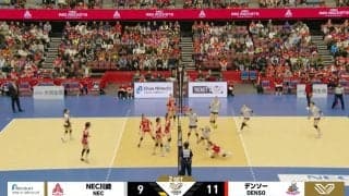 ご、ごめん… 女子バレー、思わず出てしまった左手 味方のレシーブを邪魔しちゃってほっこり