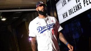 レイカーズのレブロン・ジェームズがドジャース17番ユニで会場入り…桜柄の特別モデル