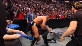 場外パワーボムでスタッフが衝撃失神 階段に叩きつけられ…「止めろ！」「悪魔かよ…」会場騒然