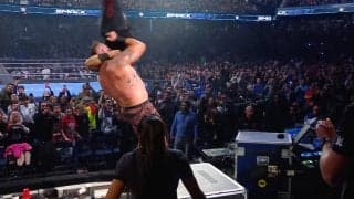 「この高さから…」2メートル“巨獣”レスラーの超怪力に観客「ドン引き」 衝撃の“場外テーブルクラッシュ”が炸裂した瞬間