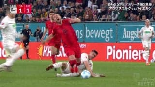 「妥当な退場」「このプレーは残念」相手エースにボールを奪われ目を覆いたくなる無謀過ぎるスライディングタックル！2度目の警告⇒退場処分に「何やってんのよ」