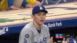 佐々木朗希が思わず雄叫び！ ド軍主砲のビッグプレーに“口あんぐり”…ベンチの一幕に「こんなに喜んでる姿を見て胸熱」