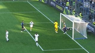 嘘だろ…？ 鈴木彩艶、“突然変異ループ”で驚愕失点「可哀想…」「トリッキーすぎて無理」インテルFWのレジェンド父は“珍ゴール”に不満顔「怒ってるw」