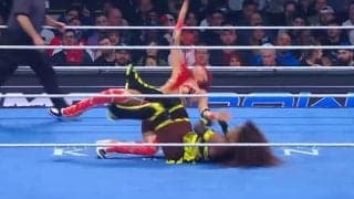 赤髪の美女レスラー、“半失神”の衝撃敗戦 「受け身取れない」「やばくね」戦慄の“変形技”にファン騒然 わずか2分の劇的すぎる幕切れ