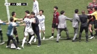 一触即発！岩政監督が相手選手と怒りの超至近フェイスオフ！「止めに入ったかと思ったら最前線で戦い始めた」自チーム選手へのラフプレーに激怒して乱闘寸前「当然キレるよな」「完全に12番目の選手」