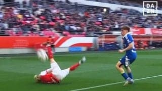 「明らかな暴力…」伊東純也が“危険タックル”被害→ノーファウルの衝撃判定！「なぜPKない？」「酷すぎるジャッジ」乱闘勃発でレッドカード２枚の一部始終