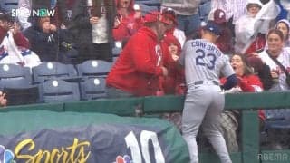 「これはお父さんがナイス」飛球巡りドジャース外野手とファンが錯綜と思いきや…子どもたちを守るパパの姿に称賛の声「パパかっこいい」