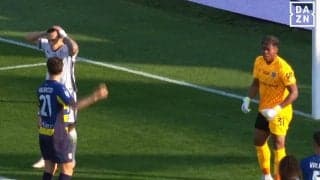 「スズキの奇跡！」鈴木彩艶の“超反応の神セーブ”を現地メディアが大絶賛「猫のような反射神経」「決定的だ」至近距離ディフレクト弾を防ぐ→インテル10番も唖然