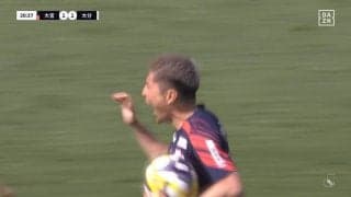 嘘だろ？ゴールを決めた喜びで思わず相手選手とハイタッチの“珍場面”が話題「ナチュラル過ぎておもろい」「スマイルの大分戦士とばっちりキメてた」狂喜乱舞の大宮FWが間違えてタッチを交わした瞬間