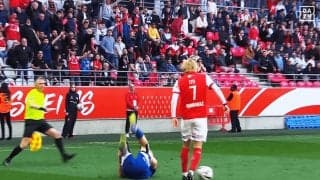 衝撃…伊東純也がブチギレ！「頭から倒れそうに…」「キレるのもわかる」「ノーファウルは絶対におかしい」“悪質タックル”に報復プッシュ→退場者２人の乱闘勃発