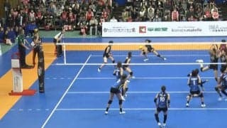 女子バレー、アクシデントに“1ミリも”動じない「美しい所作」 弾丸スパイクがレシーブを弾いて審判を直撃も…微動だにせず