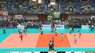 危ない、そこは看板…女子バレー、司令塔を守ったコーチの行動 美しい“ベンチワーク”