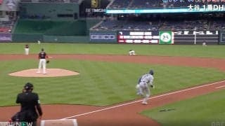 何が起きた？ 大谷翔平、爆速強襲ヒットで“想定外のハプニング”「危険すぎ」 相手野手のグラブを弾き飛ばす「二塁手は無事か？」