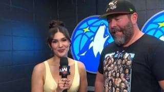 美人リポーターがドン引き… バックステージに突如、招かれざる客で珍事 冷たすぎる視線が痛い