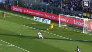 そこ通すか！？ 鈴木彩艶の“冷静すぎるスーパーパス”に現地メディア大絶賛「スズキから速攻が生まれた」「プレッシャー時も前に出れる」「足でスキル発揮」