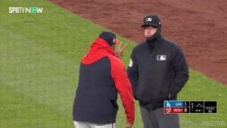 ドジャース戦で怒号飛び交う “故意落球”判定巡り敵軍監督が激昂…球場騒然の一部始終