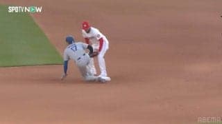 打ち取ったはずなのに…大谷翔平が“いつの間にか”二塁到達のチート技 ボテボテ安打→即盗塁の“プレッシャーラン”に驚愕「ほんと速いよな」