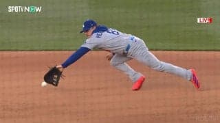 「キケさまさま」ドジャースを救ったお調子者の“クールすぎる”超ファインプレーの瞬間 チームメイトはハグで“スーパーユーティリティー男”に感謝