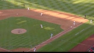 一体、どうすれば…？ 大谷翔平の“爆足”でまさかの展開「そりゃビビる」相手野手が混乱… 全力疾走でエラーを誘う内野安打「速っ！」