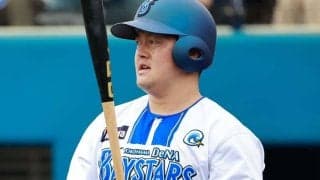 DeNA牧、死球に苦悶→崩れ落ちる　横浜スタジアム騒然…ベンチの治療経て復帰