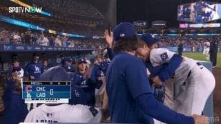 愛が強すぎる？ロバーツ監督、好投・山本由伸への熱烈ハグが話題「そりゃ抱きしめちゃうよね」「パパじゃん…」