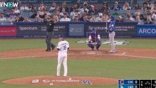 一体、何が起きた…！？ 山本由伸、投球直前に“まさかの珍光景”「なんやあれ」「どういう状況w」審判が突如プレー中断→グラウンドにビーチボール