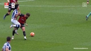 ふざけるなよ！久保建英の体を狙った悪質過ぎる強烈タックル！「これでカードなしかよ！」プロレス並みガッツリ体当たりでぶっ飛ばされた瞬間